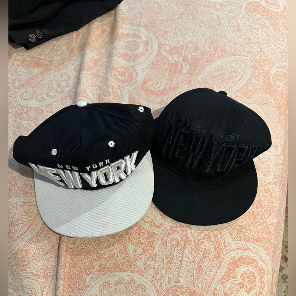 Tian Tian New York Black and White Cap Set